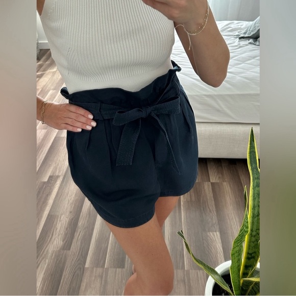 FRAME Belted Paperbag Linen-Blend Pocket Shorts - Picture 7 of 11